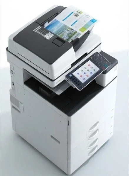 RICOH MP C3003SP, ARDF, DUPLEX, 4x550 +100 arkuszy – wydajne centrum obsługi dokumentów A3/SRA3 w formule Dzierżawy–Najmu